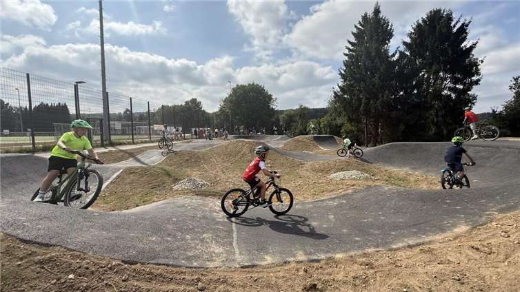 Jugendprojekt wird Realität: Pumptrack in Montabaur eröffnet  Runden drehen ohne zu treten: Kinder und Jugendliche eroberten den neuen Pumptrack in Elgendorf gleich am Eröffnungstag.