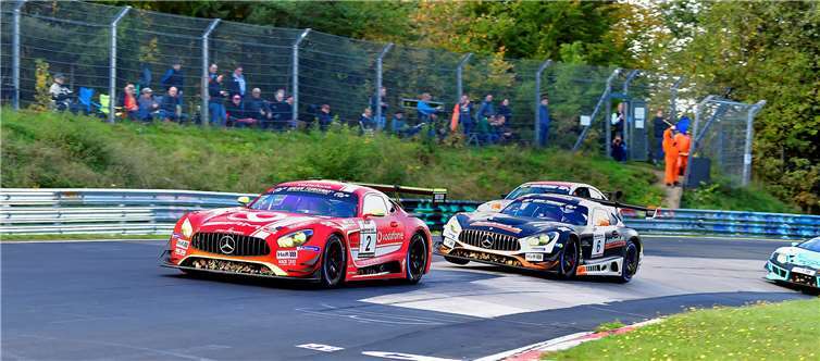 Rundenlang lieferten die Piloten der beiden Mercedes AMG GT3 von GetSpeed und Black Falcon den Fans einen packenden Positionskampf.