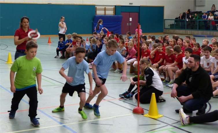 Rundenlauf des Jahrgangs 2004: Fin Wissen (v. l.) und der spätere Sieger Hardy Müller. privat