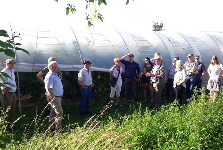 Runder Tisch: Landwirt Stefan Schneider erläutert den Teilnehmern den Einsatz von Folientunneln.  Gemeinde Wachtberg/mk