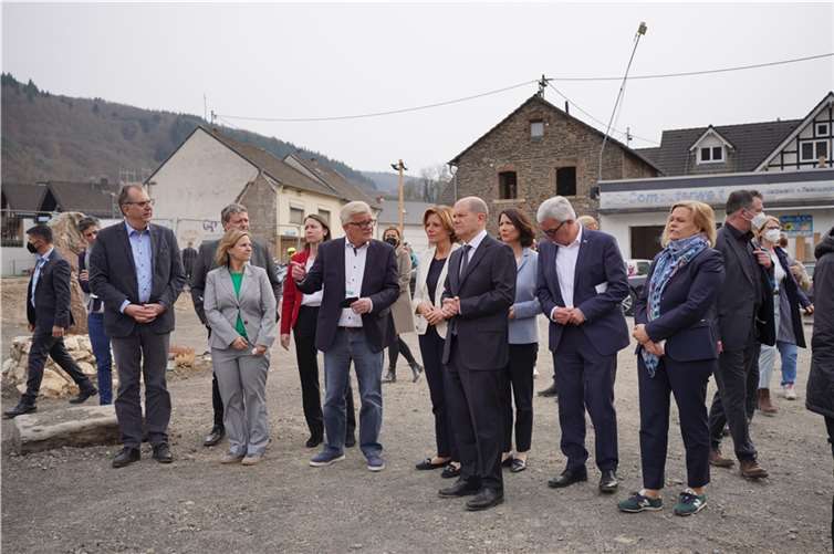 Bundeskanzler Scholz: „Die Flutkatastrophe bleibt unvergessen“ Rundgang durch den schwer von der Flut getroffenen Ort Ahrbrück. Foto: Staatskanzlei