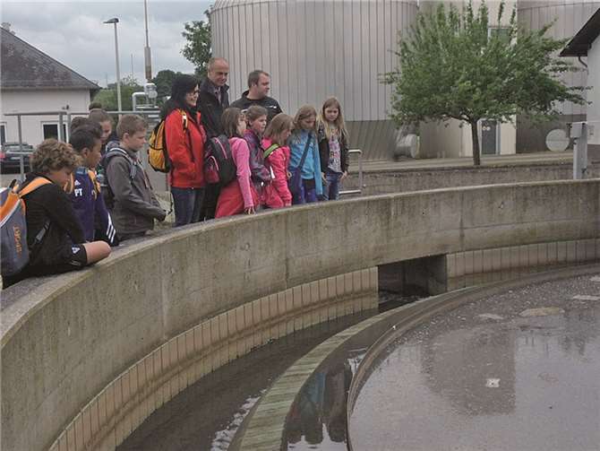 Rundgang mit Klärfacharbeiter Michels am Belebungsbecken.