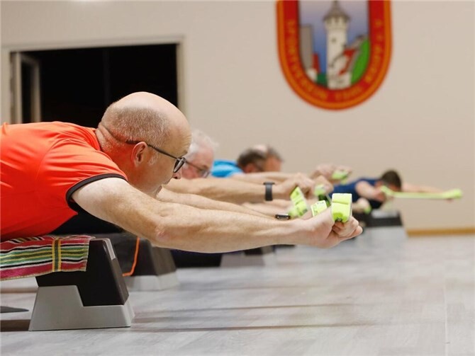 Runter vom Sofa - rein in die Bewegung: Z. B. beim Men‘s Fitness immer donnerstags in der Gymnastikhalle im Sportpark. Foto: SV Kripp / Thorsten Stephan