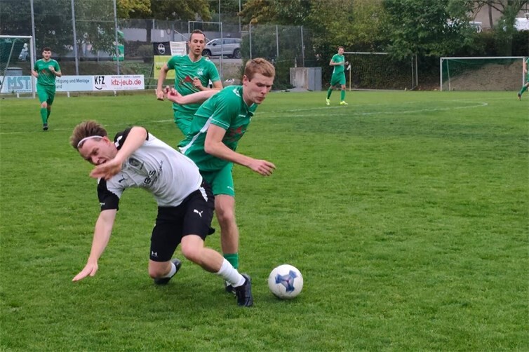 Ruppig ging es zu in Oberzissen. Hier bekommt Emilio Ehlen einen ab.
