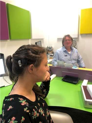 Ruslana Sawosch mit Hörakustikmeister und CI-Akustiker Stefan Sau.