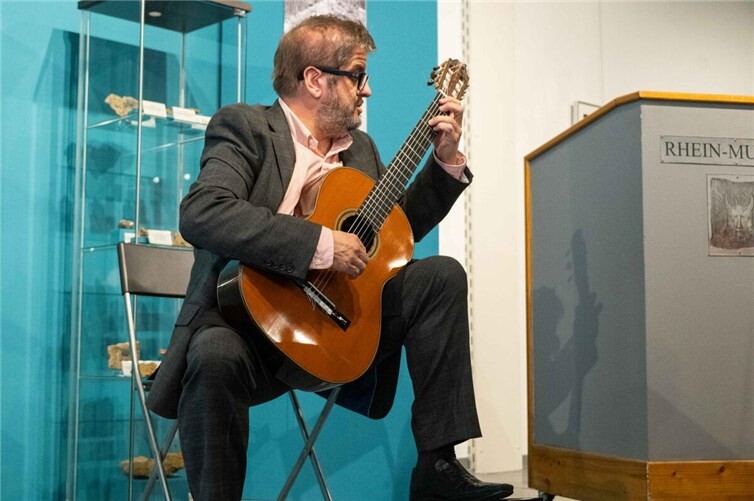 Russell Poyner stimmt mit seiner klassischen Gitarrenmusik das Publikum ein. Foto: SCH