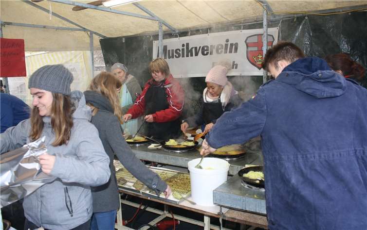 Rustikale Gaumenfreuden, wie hier die Krebbelcher vom Musikverein, gingen weg wie warme Semmel. TE