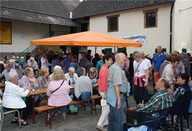 Rustikale Leckerbissen und eine große Getränkeauswahl gab es in so manchen Höfen. Dazu konnten sich die zahlreichen Besucher an Live-Musik erfreuen.