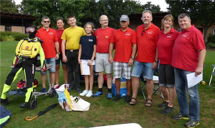 Ruth Döhner im Kreise der Sportaucher Andernach nach der Verleihung des Leistungsabzeichens Flossenschwimmen in Gold.