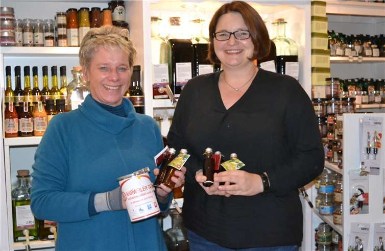 Ruth Doemen (l.) überreicht Christiane Böttcher Köstlichkeiten für die Kunden der „Tafel Ahrweiler“. E.T. Müller