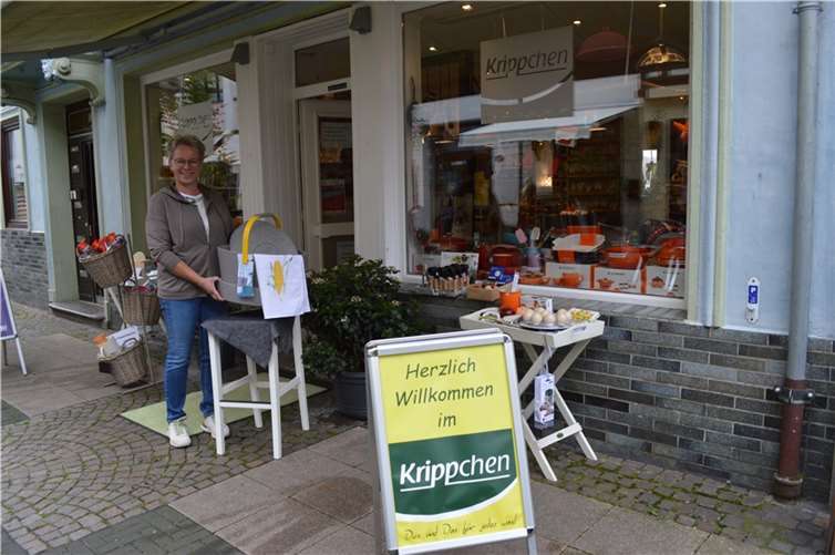 Ruth Doemen vor ihrem „Krippchen“ in der Remagener Fußgängerzone. Foto: AB