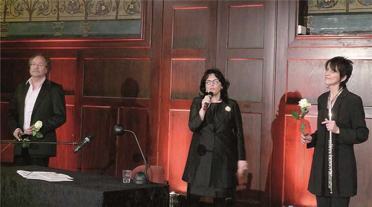 Ruth Duchstein (Mitte), künstlerische Leiterin der Literaturtage, hieß Hartmut Volle zu seiner Lesung im Görreshaus willkommen. BSB