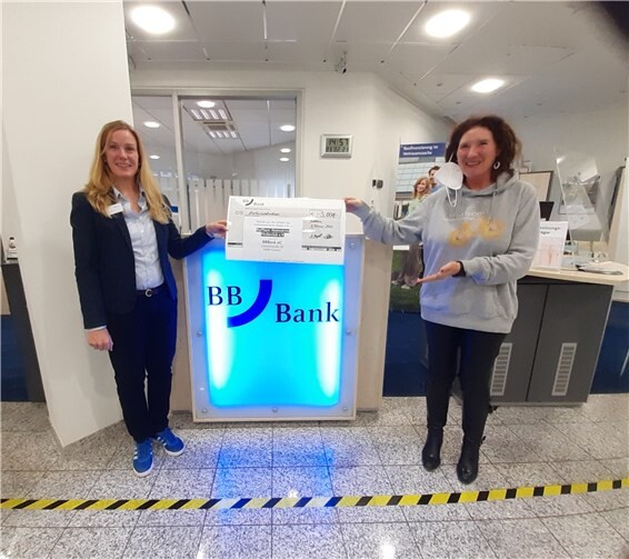 Ruth Heinen erhält den Scheck aus den Händen von Ilka Kimmel. Foto: privat