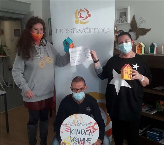 Ruth Heinen (re.)und der neue 2. Vorsitzende Nathan Schreiner (Mitte) konnten die Spende in Höhe von 30.020 Euro an eine der Nestwärme-Gründerinnen Petra Moske (li) überreichen. Foto: Privat