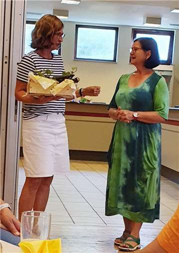 Ruth Holbach bedankte sich im Namen der kfd Adenau bei Regina Friedrich mit einem kleinen Präsent.