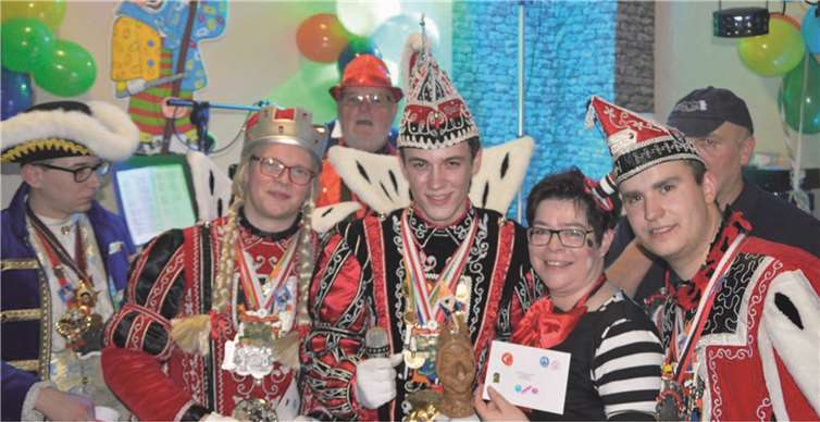 Ruth Kaiser nahm den 2. Preis für die Möhnen der KGO entgegen. FRE