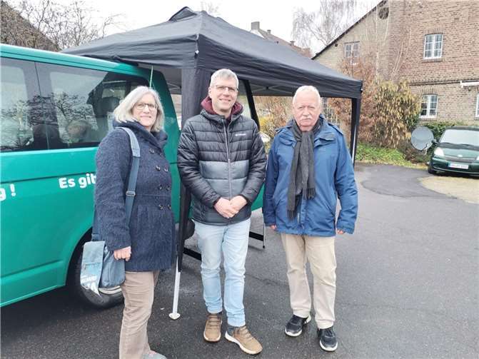 Ruth Kantorek und Hubert Rössel aus Lohrsdorf informieren sich in Green über das Angebot des Hope Mobils.  Foto: privat