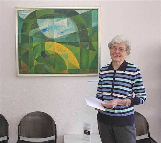 Ruth Keller freut sich darüber, dass das Bild „Staufische Landschaft“ von Gerhard Keller mit neuem Rahmen und an neuem Platz nun auch zu neuen Ehren kommt. Gemeinde Wachtberg