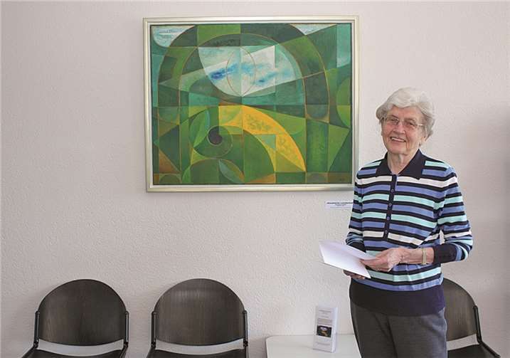 Ruth Keller freut sich darüber, dass das Bild „Staufische Landschaft“ von Gerhard Keller mit neuem Rahmen und an neuem Platz nun auch zu neuen Ehren kommt. Gemeinde Wachtberg