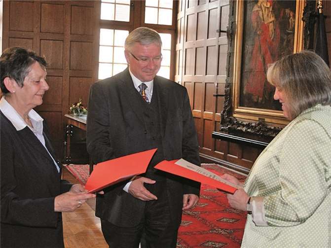 Ruth Ratter (Vizepräsidentin des Partnerschaftsverbandes Rheinland-Pfalz / Burgund) überreichte Urkunden für die 50-jährige Städtepartnerschaft an Yvette Morillon und Prof. Dr. Joachim Hofmann-Göttig. RW
