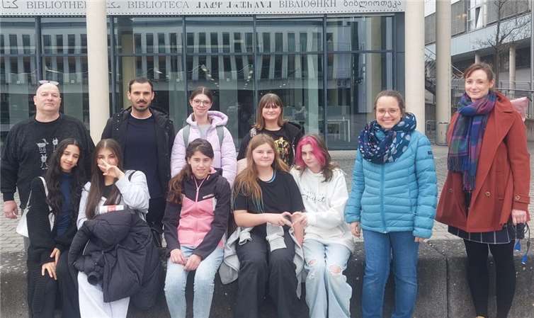 Ruth Sandforth (rechts), Leiterin des Ada-Lovelace-Projekts an der Universität Koblenz, hieß die Gäste von der St. Thomas Realschule plus Andernach an „ihrer“ Uni willkommen. Foto: privat