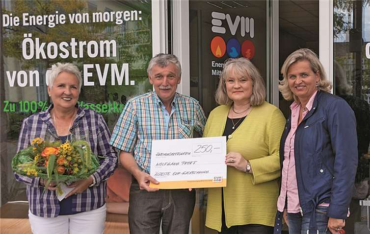 Ruth und Wolfgang Proft (Gewinner Aktion „Älteste EVM-Gasrechnung gesucht“), Barbara Hansen, Kundenberaterin EVM-Kundenzentrum Remagen, und Christiane Paschakarnis, Projektverantwortliche bei der EVM.EVM