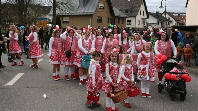 "Ruud on wieß" hieß es für diese gutgelaunte, bunte Gruppe.