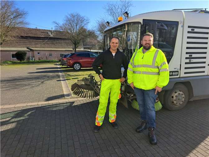 Ruzdi Beka nahm Bürgermeister Mohr in der großen Kehrmaschine mit.  Fotos: Stadt Bendorf