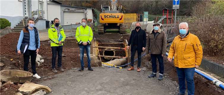 S. Berresheim, Ingenieurbüro Siegmann & Partner, Uwe Steuper, stellv. Fachbereichsleitung Bauwesen der Verbandsgemeinde Mendig, B. May, H. Schulz-Bau, Jörg Lempertz, Bürgermeister der Verbandsgemeinde Mendig, Rainer Hilger, Ortsbürgermeister Thür und Jürgen Jakob, Ingenieurbüro Siegmann & Partner bei der Besichtigung des Kaiserplatzes. Foto: privat