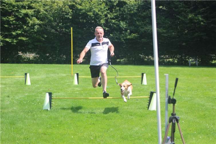 S. Lahnstein mit Mischlings Hündin „ Lola“ beim Hürdenlauf.