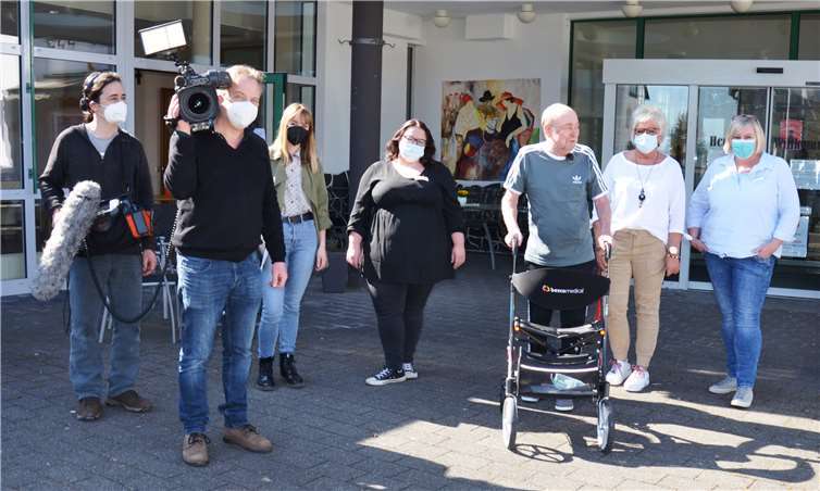 SAT 1 Team, Andreas Krayer und das Leitungsteam des Seniorenzentrum. Fotos: privat