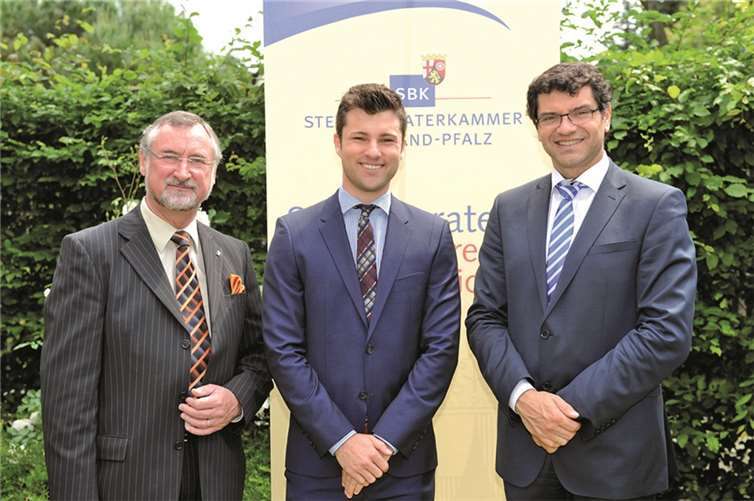 SBK-Präsident Edgar Wilk (l.) und Finanzstaatssekretär Prof. Dr. Salvatore Barbaro (r.) mit dem neu bestellten Steuerberater Jannes Hauke Lüttchens.SBK/Kristina Schäfer