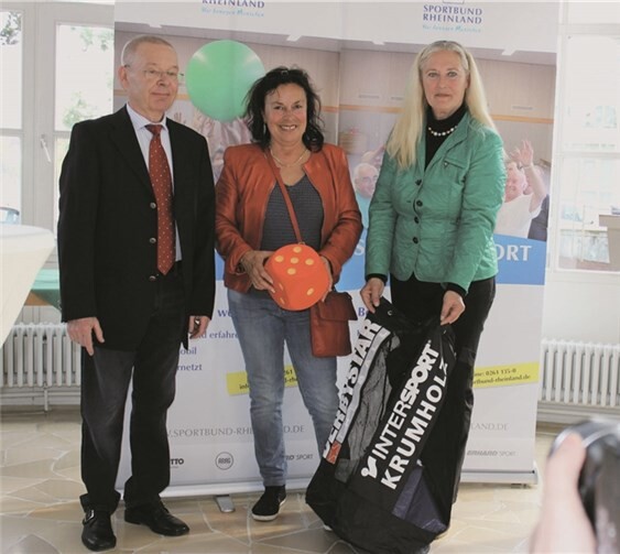 SBR-Vizepräsidentin Monika Sauer überreicht die Sportgeräte an die Vertreter des BSC Kaltenengers, Trainerin Margret Piedboeuf und Abt. Ltr. Gymnastik Hans Potsch. privat