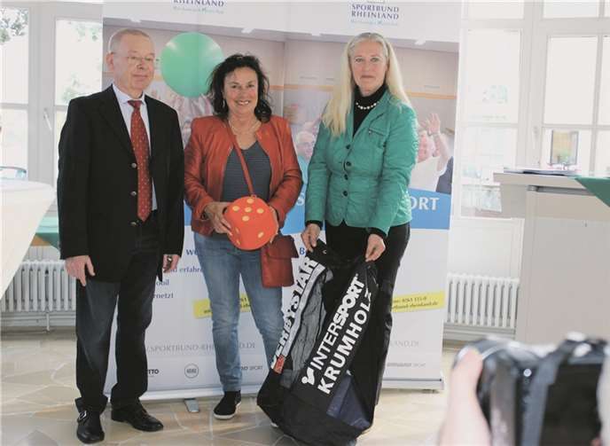 SBR-Vizepräsidentin Monika Sauer überreicht die Sportgeräte an die Vertreter des BSC Kaltenengers, Trainerin Margret Piedboeuf und Abteilungsleiter „Gymnastik“ Hans Potsch. privat