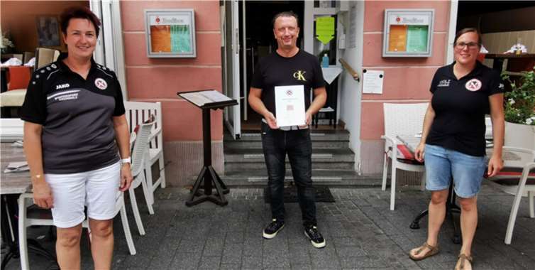 SC 13-Präsidentin Manuela Jüngling (l.) sowie Stefanie Bohnsack (r.) besiegelten die Fortführung der Partnerschaft mit der Übergabe der Dankeschön-Urkunde an den Gastronom Gazmend Kelmendi. Foto: privat