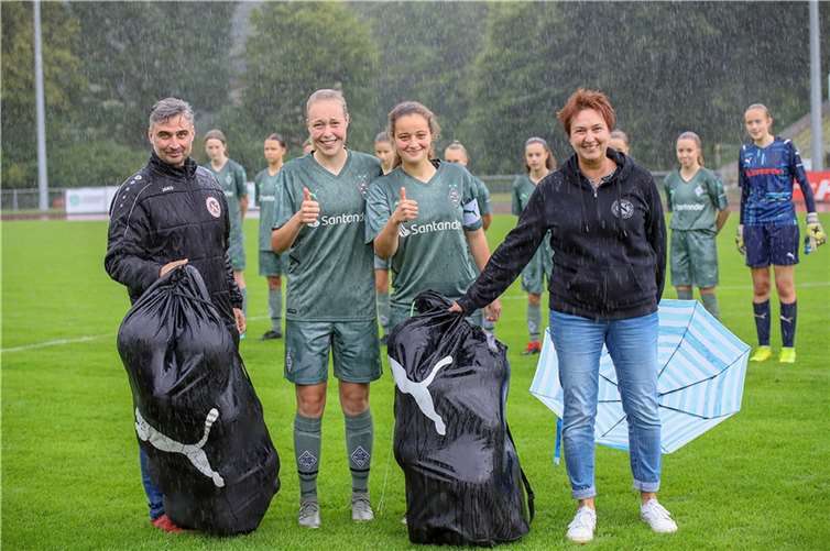 SC 13-Präsidentin Manuela Jüngling (r.) und Jugendleiter Marcello Montuori nahmen die Ballspende aus Mönchengladbach freudig entgegen. Foto: Guido Kölzer