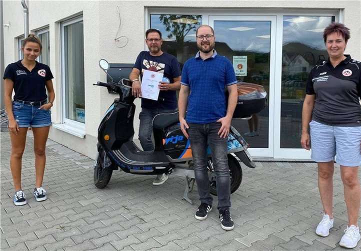 SC 13-Präsidentin Manuela Jüngling (r.) und Léa Daiz (Spielerin der 1. Mannschaft) bei der Übergabe der Dankeschön-Urkunde an Wolfgang Kriechel und Marco Follmann (Geschäftsführung WIJA GmbH).Foto: privat