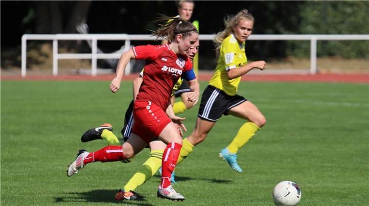 SC 13-Spielführerin Stefanie Lotzien (vorne) brachte ihr Team mit dem ersten Treffer der Saison mit 1:0 in Führung. Foto: Guido Kölzer