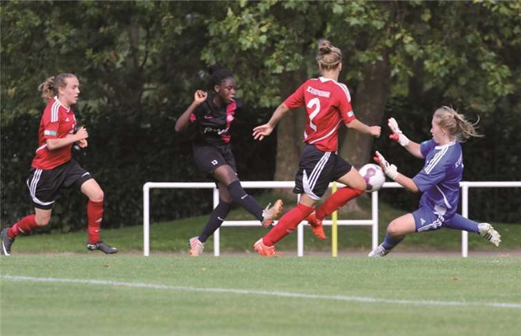 SC 13 Torhüterin Lisa Venrath riskiert Kopf und Kragen. Guido Kölzer