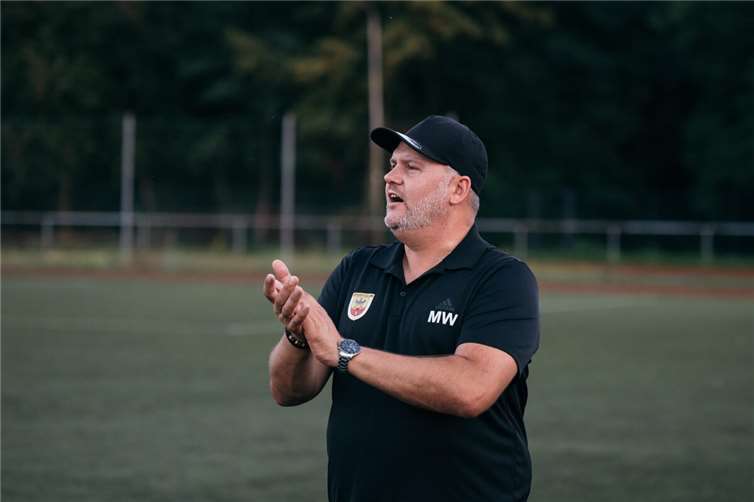 SC-Trainer Mirco Walser und seine Mannschaft entführten einen Punkt beim 1:1-Remis in Kripp. Foto: Fuhrmann