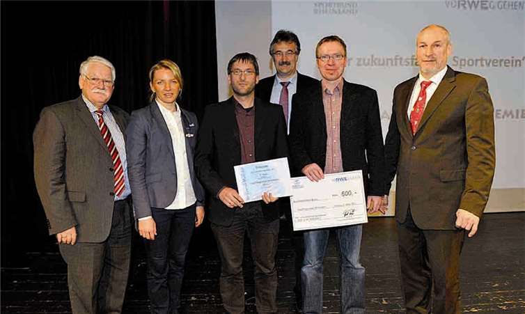 SFG Wershofen, v.l. Walter Desch (Vizepräsident des Sportbundes Rheinland), Lilli Schwarzkopf (Olympia-Silbermedaillengewinnerin im Siebenkampf), Uwe Bodenheim (2.Vorsitzender SFG Wershofen), Dr. Lothar Oelert (Leiter Hauptregion Rheinland-Pfalz der RWE Deutschland AG), Christian Grau (1. Vorsitzender SFG Wershofen) und Fred Pretz (Präsident des Sportbundes Rheinland). Sportbund Rheinland