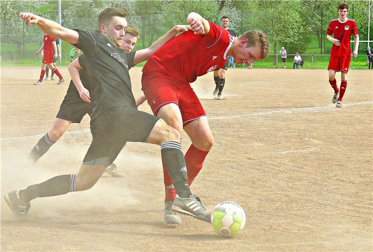 SG-Spieler Michael Fechner (l.) im Duell mit seinem Immendorfer Kontrahenten. Viele „schmutzige“ Zweikämpfe bekamen die etwa 100 Zuschauer in Dieblich zu sehen. Das lag aber nicht an den Akteuren in einem ausgesprochen fairen Match, sondern an den Staubfontänen auf dem Platz. Michael Wald
