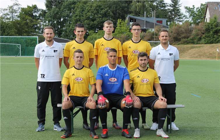 SG-Spielertrainer Christian Weißenfels (stehend v.li.) mit den Neuzugängen Robin Halfmann, Nils Wambach, Nic Oliver Best, Co-Trainer Marvin Kurz. (sitzend v.li.) Lukas Müller, Jonas Hillen, Fabian Winkler. Es fehlen Lerato Powane, Daniel Reichert.Foto: privat