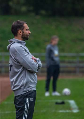 SG99-Coach Florian Stein konnte beim Test gegen Gladbach viel ausprobieren und über sein Team lernen.Foto: Roland Schäfges - www.myfoto24.eu