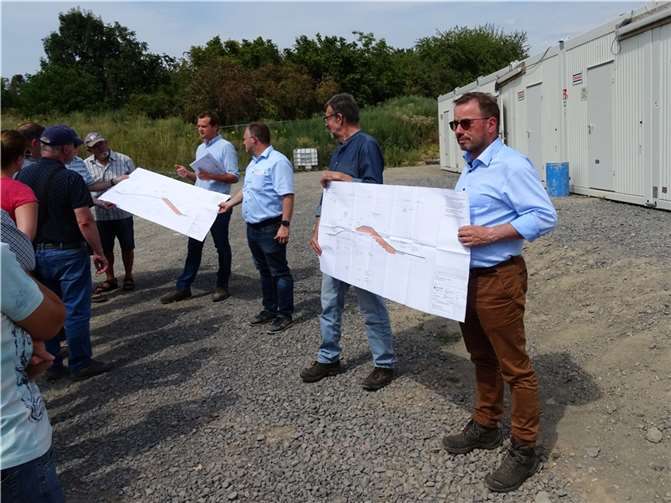 SGD-Nord-Präsident Wolfgang Treis (1. v. re.), Neuwieds Oberbürgermeister Jan Einig (3. v. re.) sowie die Mitglieder des Fördervereins Neuwieder Deich e.V. informierten sich vor Ort über den Baufortschritt. Foto:SGD Nord