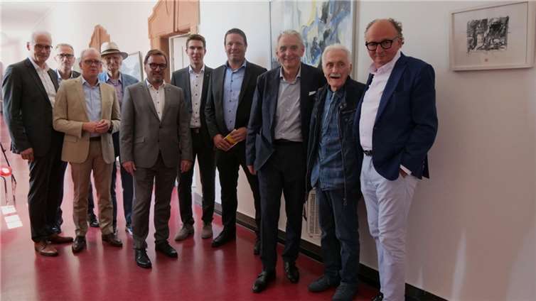 SGD-Nord-Präsident Wolfgang Treis (5.v.l.) und Fred Schäfer-Schällhammer von der Kunstakademie und der Künstlergruppe (2.v.r.) begrüßten (v.r.) Achim Hütten (ehemaliger Oberbürgermeister der Stadt Andernach), Claus Peitz (Bürgermeister der Stadt Andernach), Alexander Müller (Kreissparkasse Mayen), Sebastian Busch (Bürgermeister der VG Pellenz), Bernhard Ehl (Unternehmer), Stephan Filtzinger (Präsident des Landesamtes für Steuern), Prof. Dr. Martin Kaschny (Vizepräsident der SGD Nord) und Prof. Dr. Karl Stoffel (Präsident der Hochschule Koblenz) zur Ausstellungseröffnung. Foto: SGD Nord / Laura Gaksch