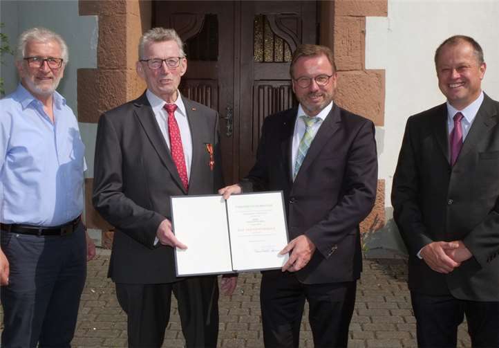SGD-Nord-Präsident Wolfgang Treis händigte das Verdienstkreuz am Bande des Verdienstordens der Bunderepublik Deutschland an Herrn Hans-Toni Dickers aus Kobern-Gondorf aus (v.l.n.r.): Verbandsbürgermeister Bruno Seibeld (VG Rhein-Mosel), Hans-Toni Dickers, SGD-Nord-Präsident Wolfgang Treis, 1. Beigeordneter: Jörg Johann (OG obern-Gondorf).Copyright: SGD Nord