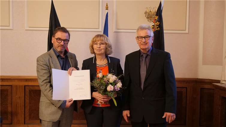 SGD-Nord-Präsident Wolfgang Treis (li.) überreichte die Urkunde an Jutta Arens. Mit ihr freute sich ihr Ehemann Horst Arens. Copyright: SGD Nord