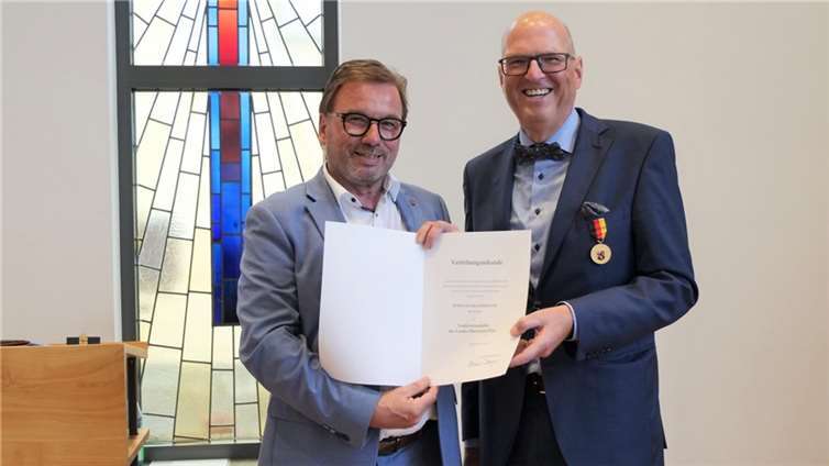 SGD-Nord-Präsident Wolfgang Treis (li.) überreichte die Landesverdienstmedaille an Frank Hoffbauer (re.).  Foto:SGD Nord / Christiane Gandner