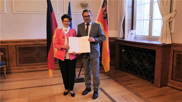 SGD-Nord-Präsident Wolfgang Treis (re.) überreichte die Verdienstmedaille des Landes Rheinland-Pfalz an Anita Herr (li.).  Copyright: SGD Nord / Christiane Gandner